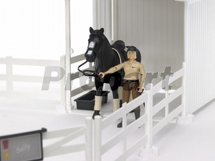 BRUDER 62521 Malá stajňa s jazdkyňou, koňom, sedlom a uzdou